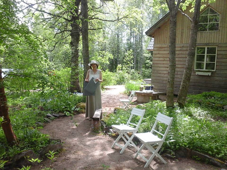 Runotalon Sari voimapuutarhassa - kuva Riitta-Liisa Heino